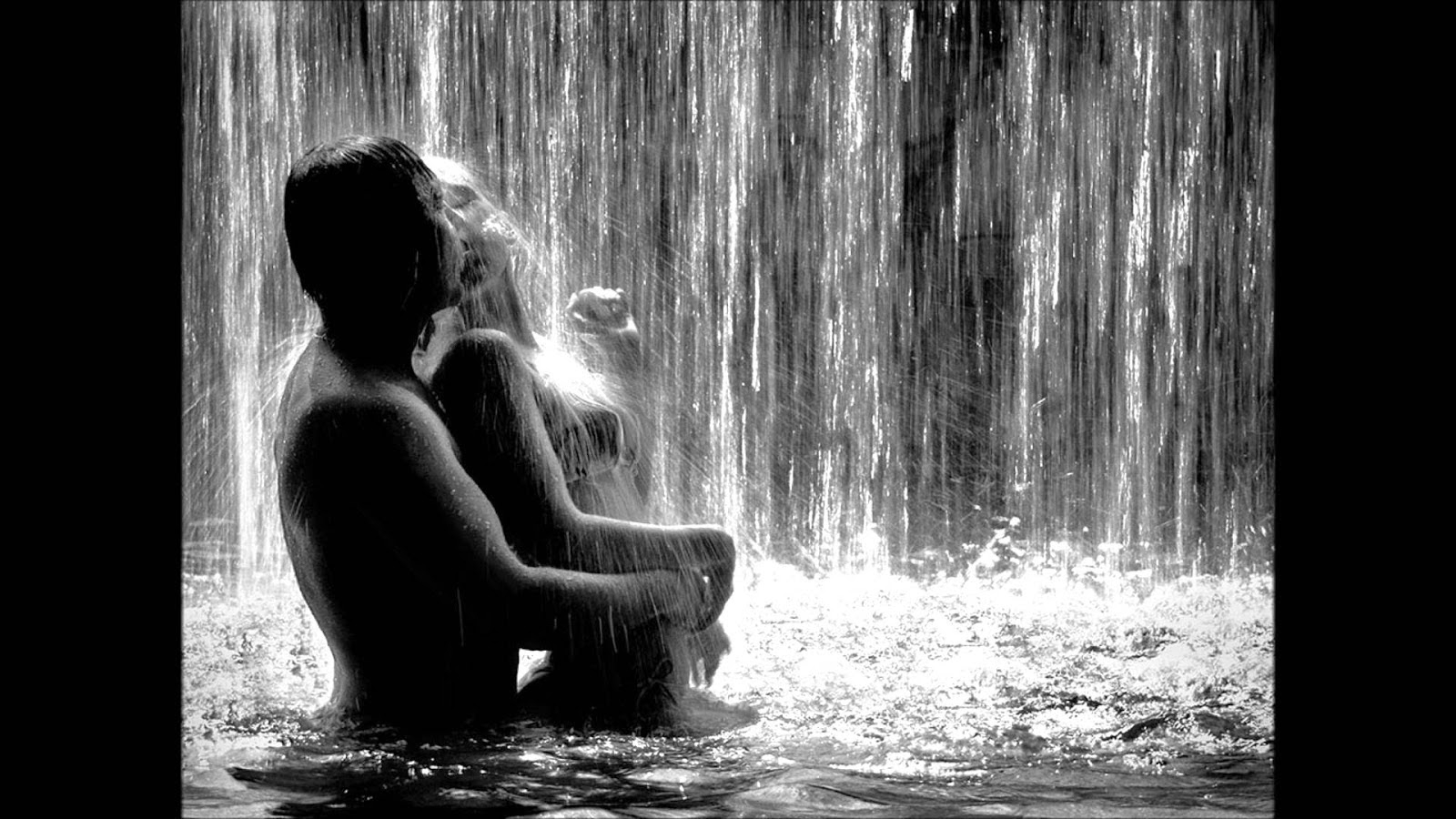 Горячая страсть в душе. Мужчина и женщина под дождем. Любовь в душе. Страсть дождь. Романтика в душе.
