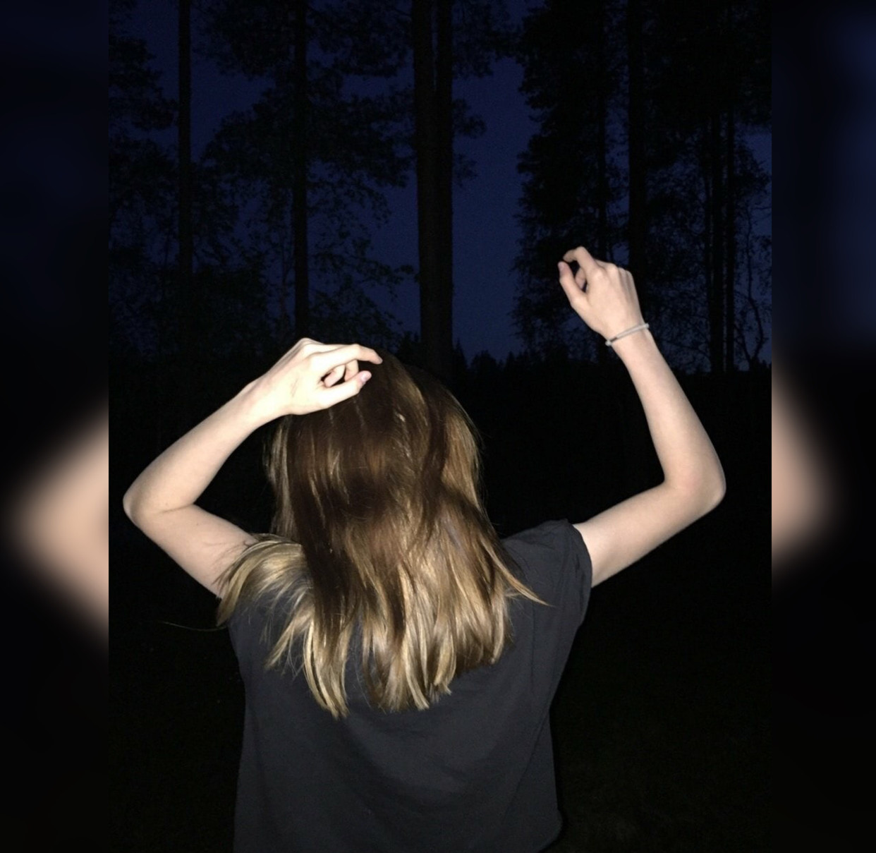 Девочка с волосами до плеч в темноте
